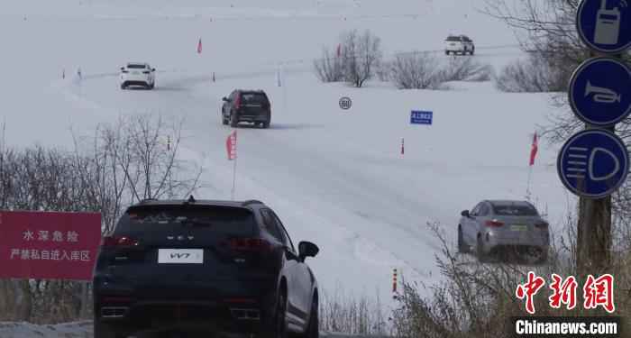 大批汽车企业返回黑河试车。黑河电视台提供 中国北疆寒地试车业复工 国内外车企抢抓“雪尾巴”