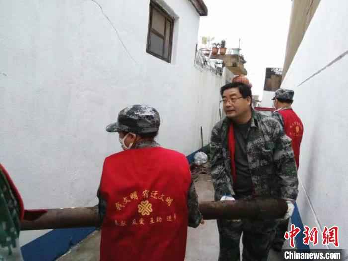 王家权带领社区工作人员整治环境。(受访者供图) 刘林 摄 王家权:居民的“贴心人” 社区的“好当家”