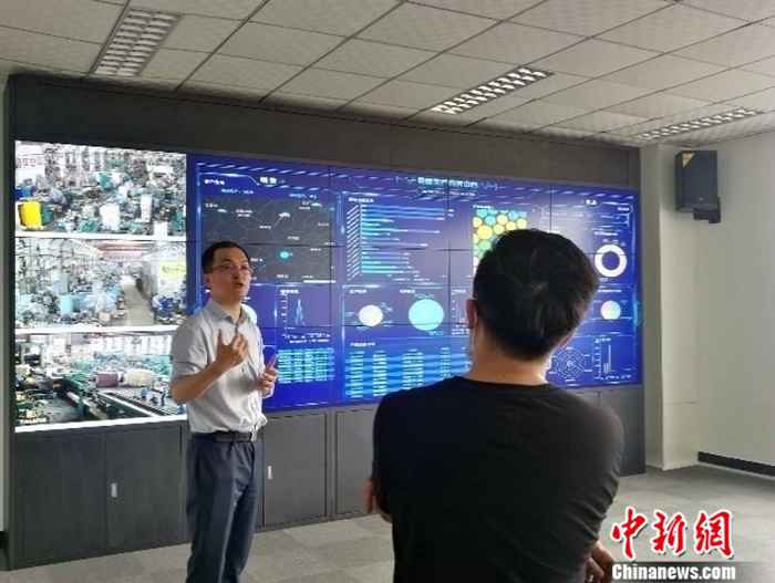 戴尔科技集团刘长青在“险峰公司数字工厂建设项目”验收现场 戴尔科技助力“贵阳智能制造协同共享平台”建设